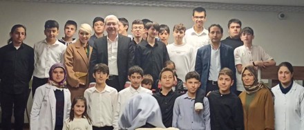 Fars Dili ve Edebiyatı Bölümü olarak Hacıveyiszade Anadolu İmam Hatip Lisesi bünyesinde açılan Farsça hazırlık programına destek veriyoruz